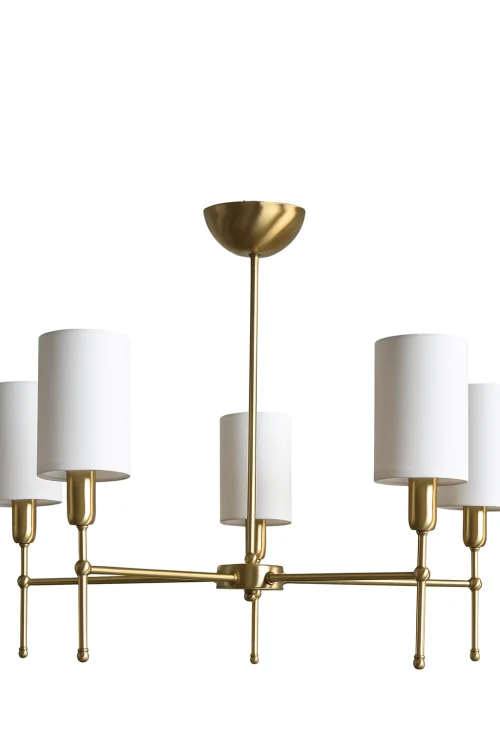 elegancka lampa do salonu z białymi abażurami