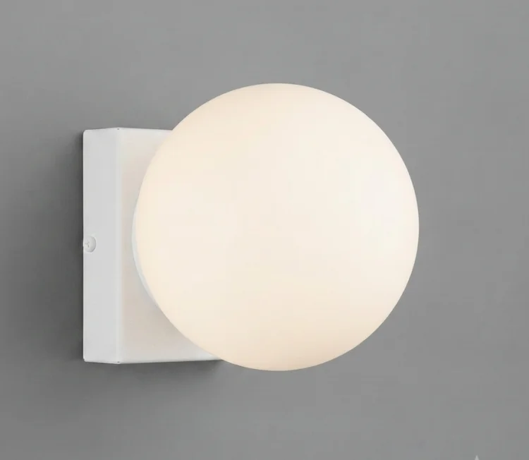 biała lampa ścienna